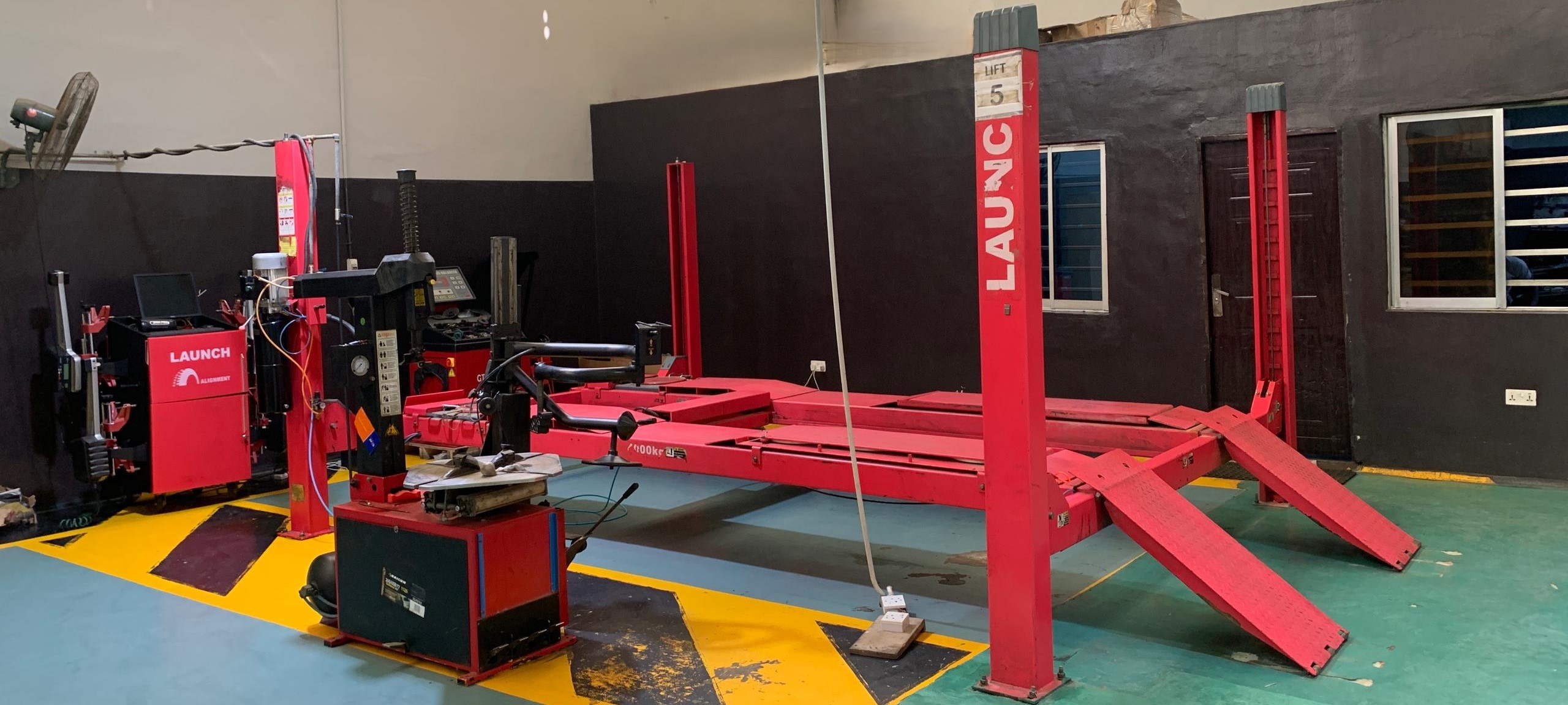 wheel and alignment bay with equipment
